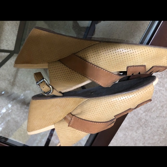 Shoe. - Picture 3 of 4